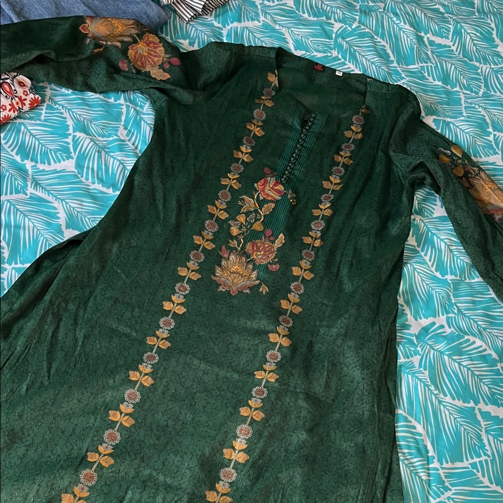 Green Floral Embroidered Top - Picture 3 of 8